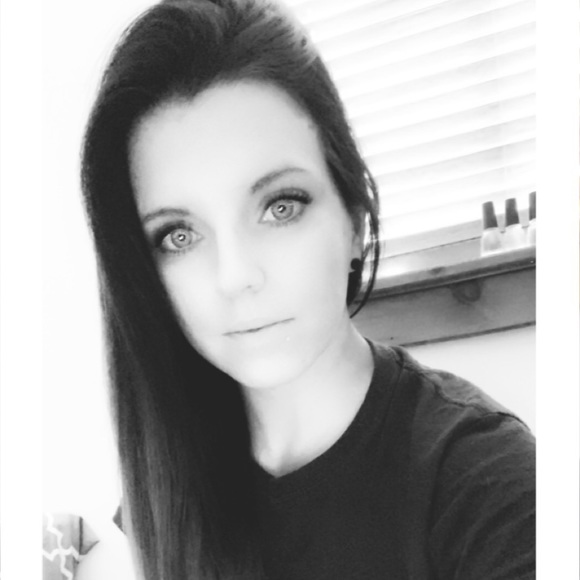 Profile Picture of Danielle Hunter (@dsmith9010) on Poshmark