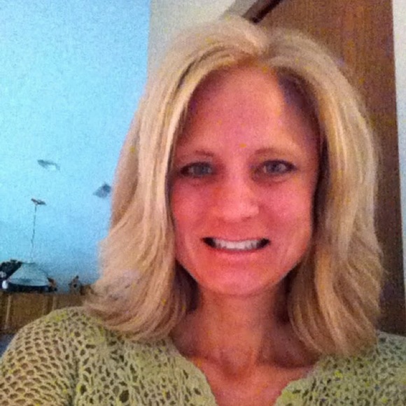 Profile Picture of Dianne Leeder (@dianneleeder) on Poshmark