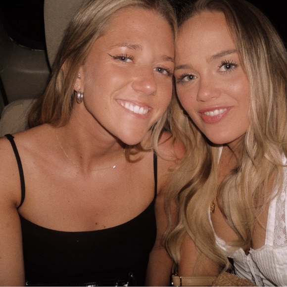 Profile Picture of Maddie Zinser (@madalyn_zinser) on Poshmark