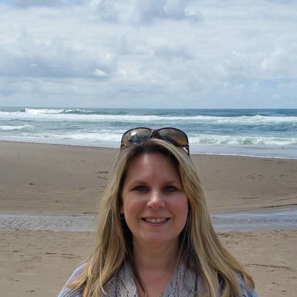 Profile Picture of Amneris Jacobucci (@dippndotz) on Poshmark