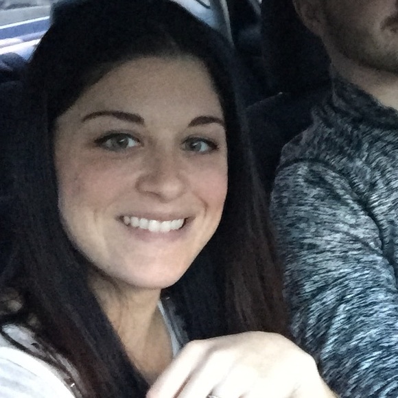 Profile Picture of Danielle Hahn (@dmhahn01) on Poshmark
