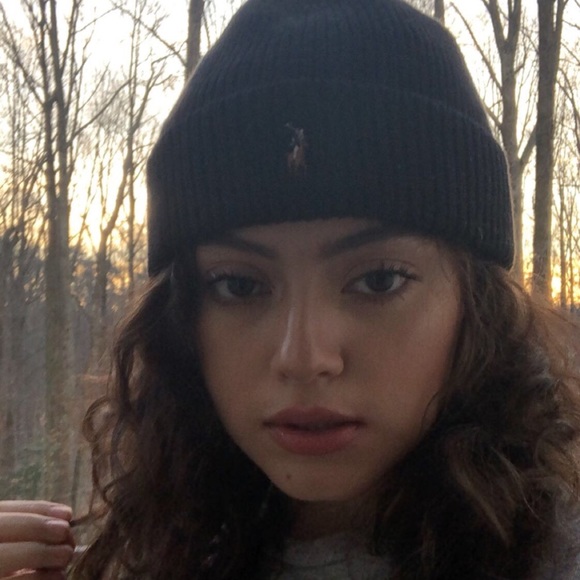 Profile Picture of Nayleah Colindres (@yamiszn) on Poshmark