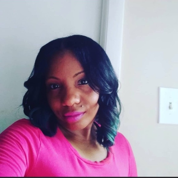 Profile Picture of Deanna Macklin (@deesthe1) on Poshmark