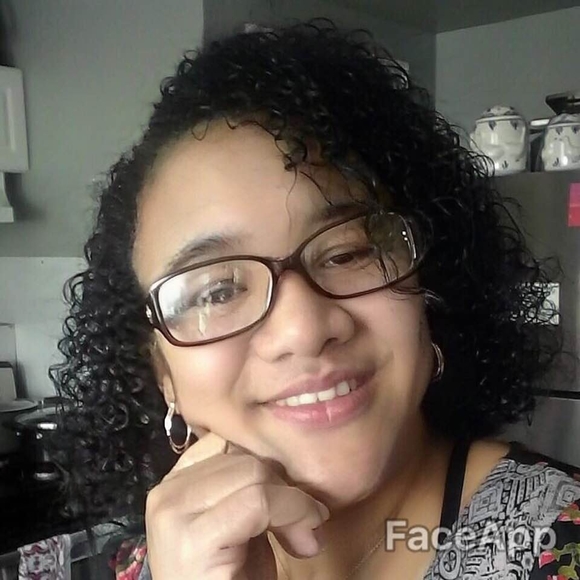 Profile Picture of Isabel Neves (@loboisabel731) on Poshmark