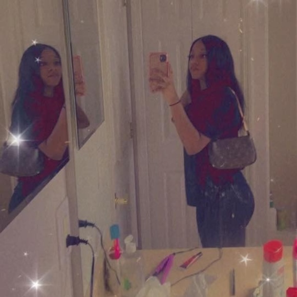 Profile Picture of Khãy Zanottì (@kimzanottii) on Poshmark