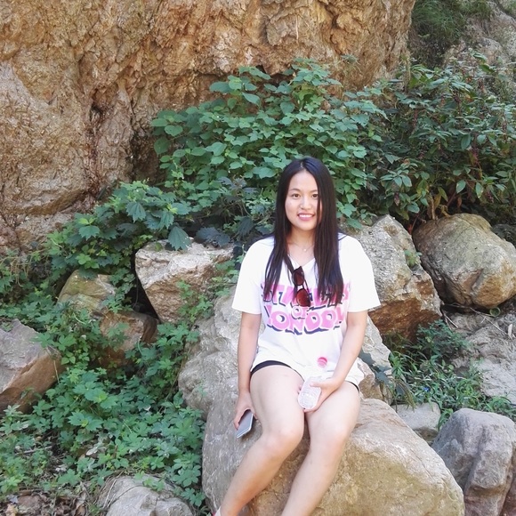 Profile Picture of Athena Wu (@athenawoo) on Poshmark