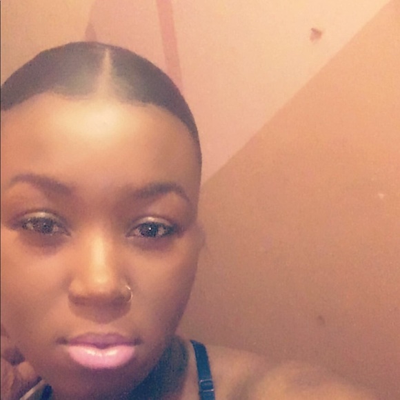 Profile Picture of Tamara Moore (@tamara_moore97) on Poshmark
