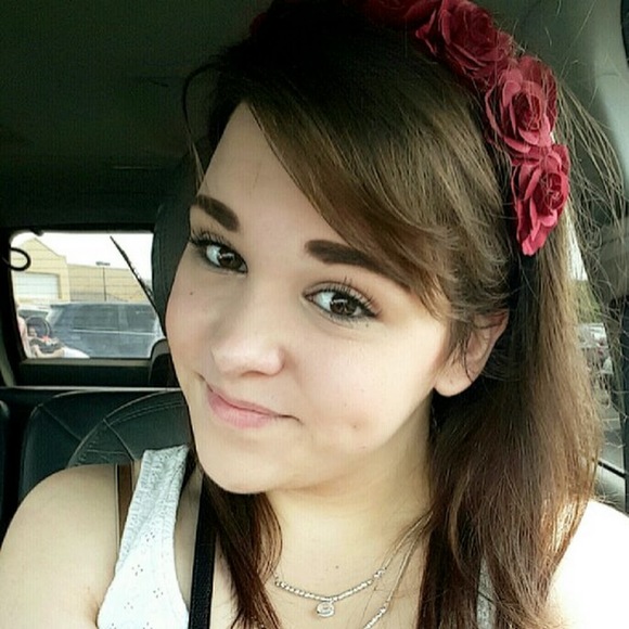 Profile Picture of Danielle Samel (@dannisam16) on Poshmark