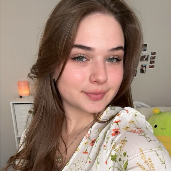 Profile Picture of Natalie Huttar (@natalieehuttar) on Poshmark