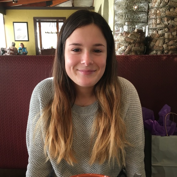 Profile Picture of Bailey Frederick (@baileyxclaire) on Poshmark