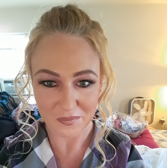 Carrie Blounts - Poshmark Profile Picture of Carrie Blounts (@carrieblounts) on Poshmark