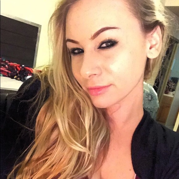 Katie Salpietro - Poshmark Profile Picture of Katie Salpietro (@ms_salpietro) on Poshmark