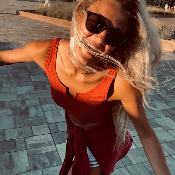 Profile Picture of Peyton Hurst (@peytonehurst) on Poshmark