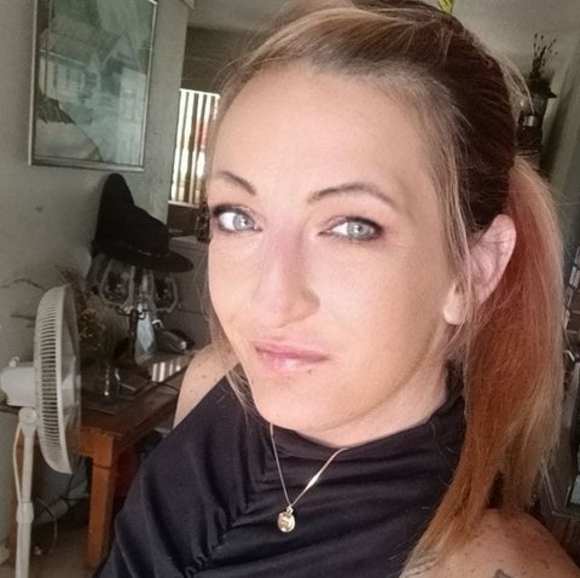 Profile Picture of Jesse Strong (@strongroxanne82) on Poshmark