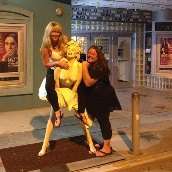 Profile Picture of Jennifer Mroz (@theartmise) on Poshmark