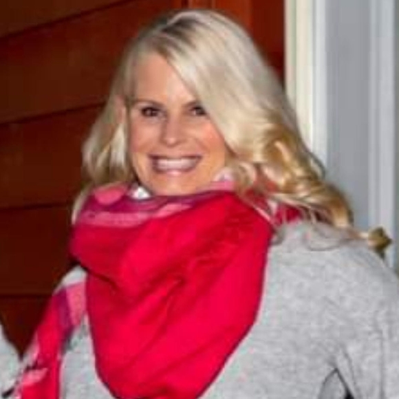 Profile Picture of Carey Howard (@careyhoward1993) on Poshmark