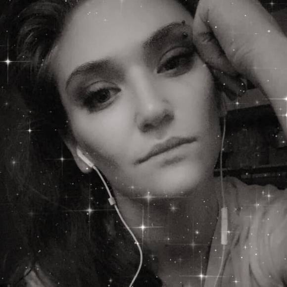 Profile Picture of Sarah Buob (@peachyking3) on Poshmark