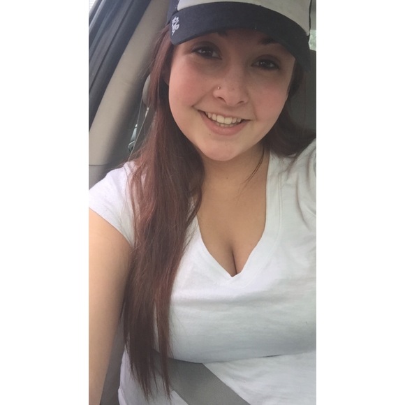 Profile Picture of Amanda Alves (@mandyyy0416) on Poshmark
