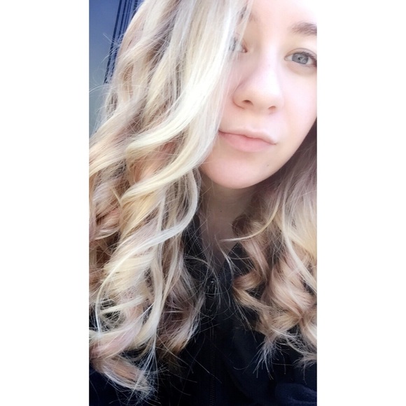 Profile Picture of Tori Bender (@torimariez) on Poshmark