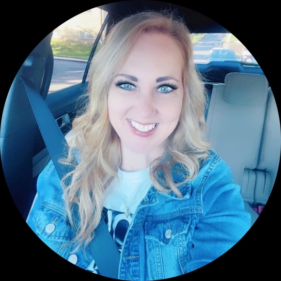 Profile Picture of Christina Lambros (@tina_4352) on Poshmark