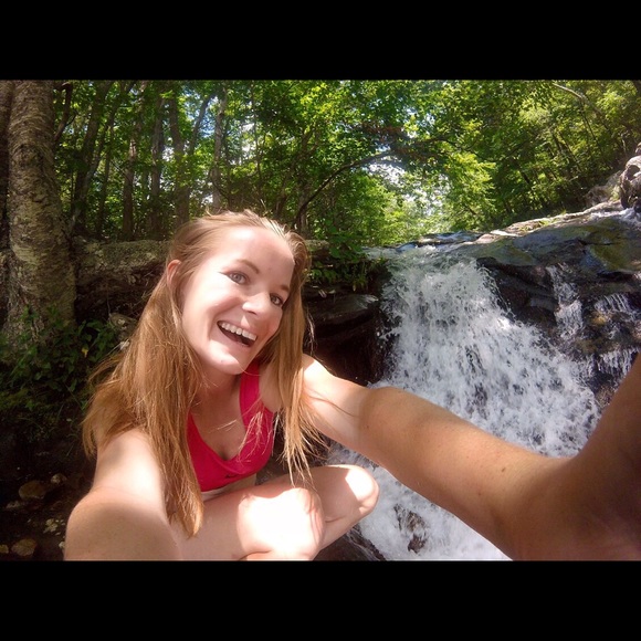 Profile Picture of Elizabeth Varnon (@evarnon) on Poshmark