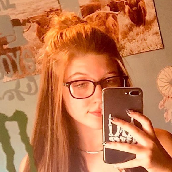 Profile Picture of Lexi Oveson (@lexioveson) on Poshmark