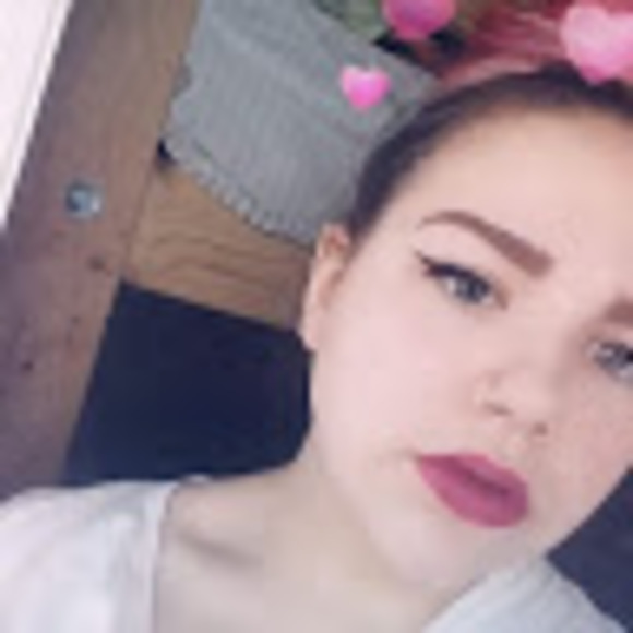 Profile Picture of Anna Triano (@annatriano17) on Poshmark