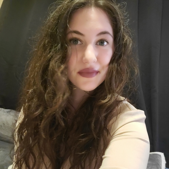 Profile Picture of Alexis Macmaster (@alexismacmaster) on Poshmark