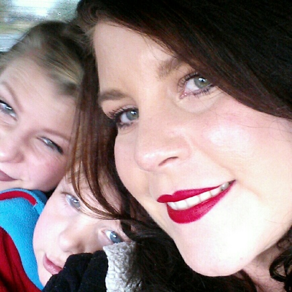 Profile Picture of Amie Lee (@amie325) on Poshmark