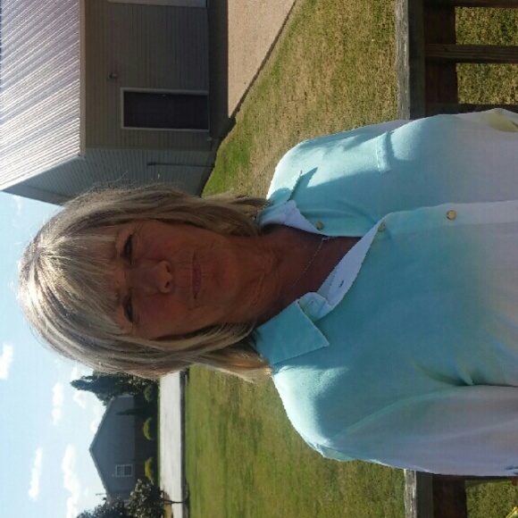 Profile Picture of Sue Thacker (@suethacker) on Poshmark
