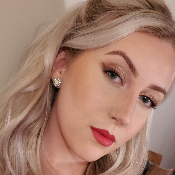 Profile Picture of Maxine Walters (@maxinewalters) on Poshmark