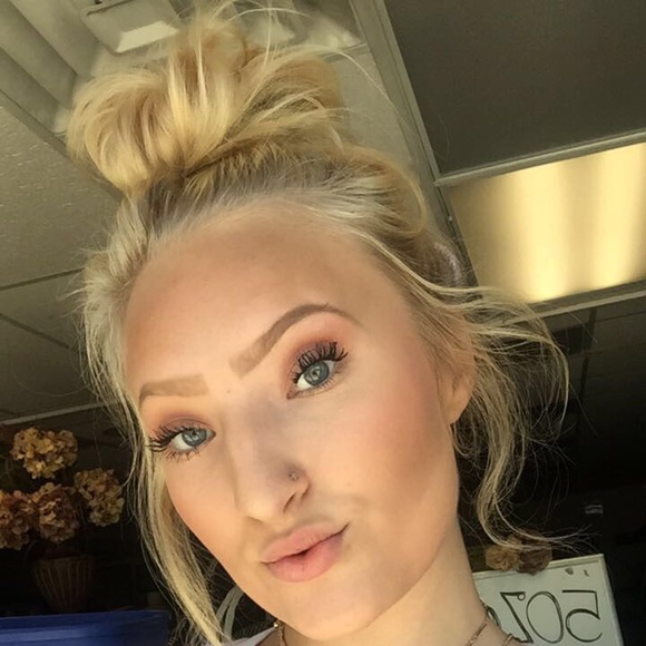 Profile Picture of Alyssa Cissell (@cissell_406) on Poshmark