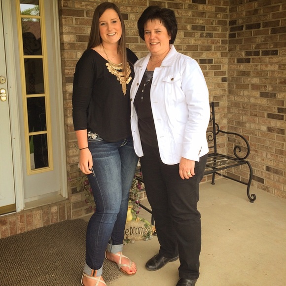 Profile Picture of Sharon Schroeder (@sharonschro60) on Poshmark