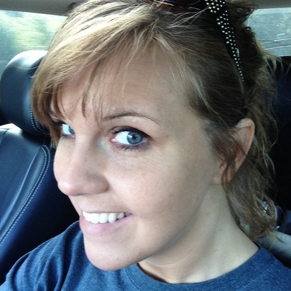 Profile Picture of Lindsey Hopper (@lindseyjhopper) on Poshmark