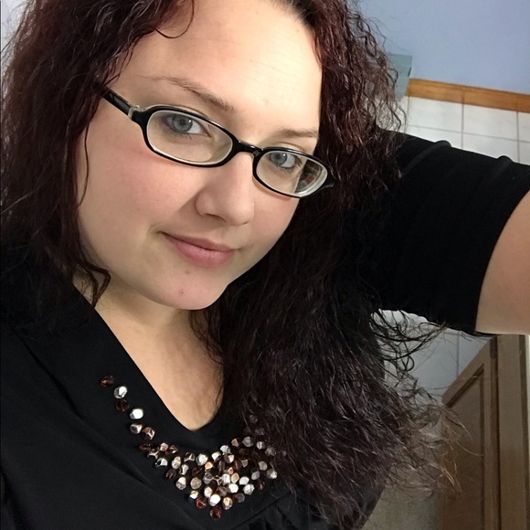 Profile Picture of Beth Falatko (@bethf84) on Poshmark