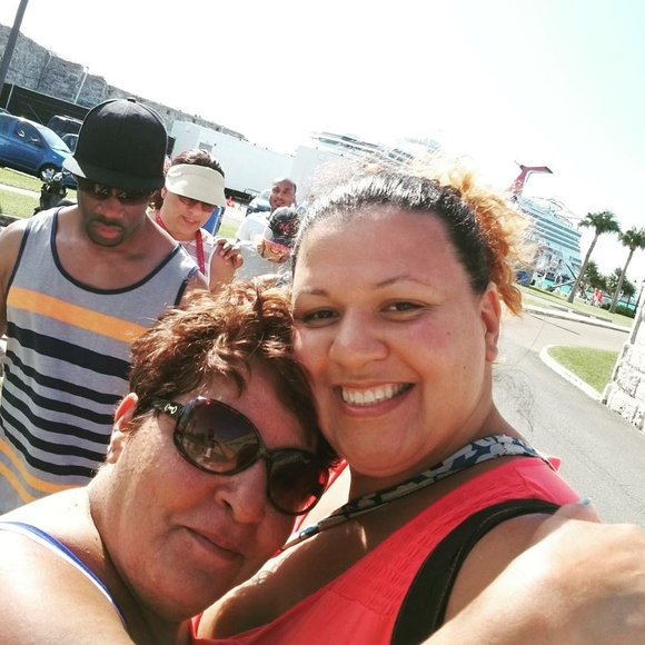 Lauryne Freyre - Poshmark Profile Picture of Lauryne Freyre (@lboogie12345) on Poshmark