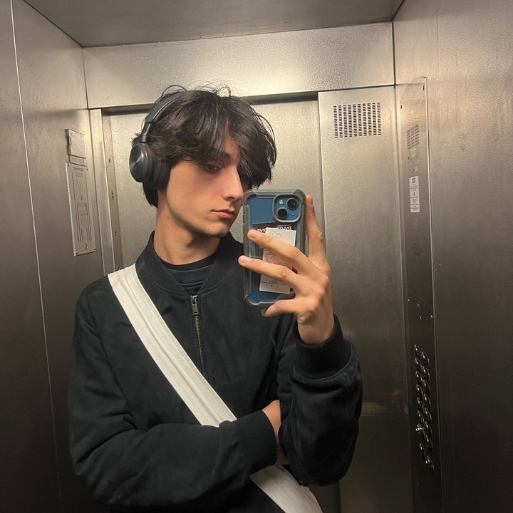 Profile Picture of   avec mon ami personne on se... (@etiennesc) on Tiktok