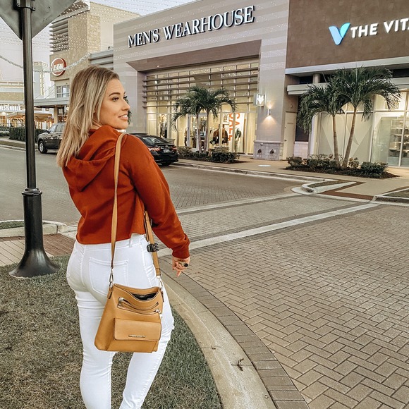 Profile Picture of Andrea Zarnowski (@andreazarnowski) on Poshmark