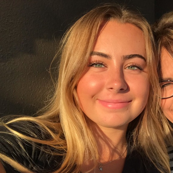 Profile Picture of Ally Rozelle (@allybroze) on Poshmark