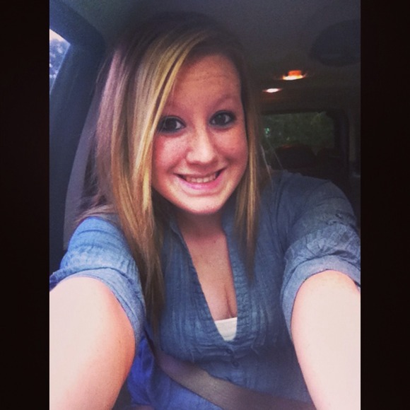 Profile Picture of Baylee Mckaskle (@baylee100396) on Poshmark