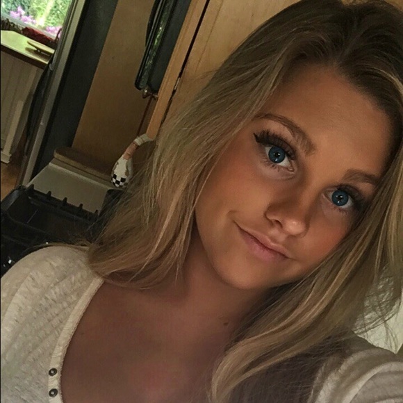 Profile Picture of Olivia Vinton (@olivia_vinton) on Poshmark