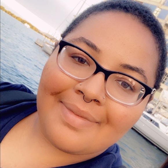 Profile Picture of Eydrien Sampogna (@eydrien__) on Poshmark