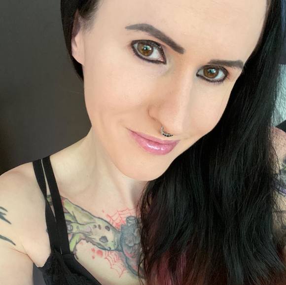 Profile Picture of Mandy Grier (@mandygrier) on Poshmark