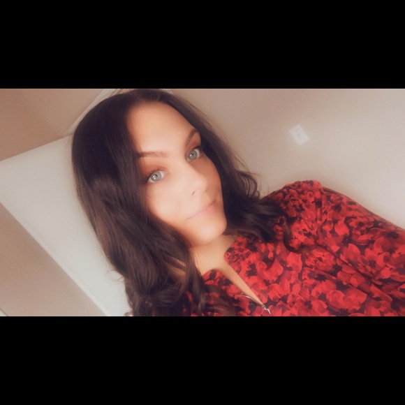 Profile Picture of Ashley Nunnally (@anun68) on Poshmark