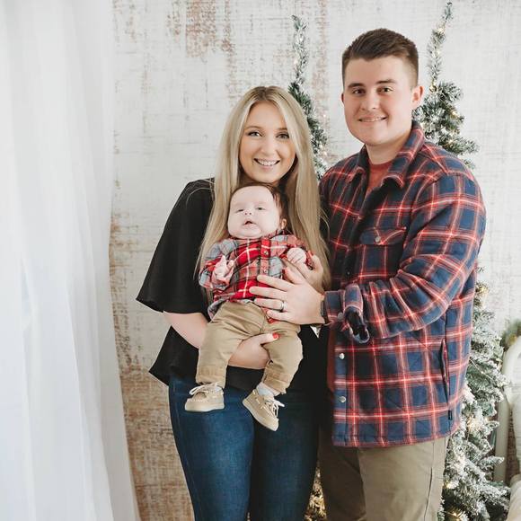 Profile Picture of Ashley Hellwig (@aahellwig) on Poshmark