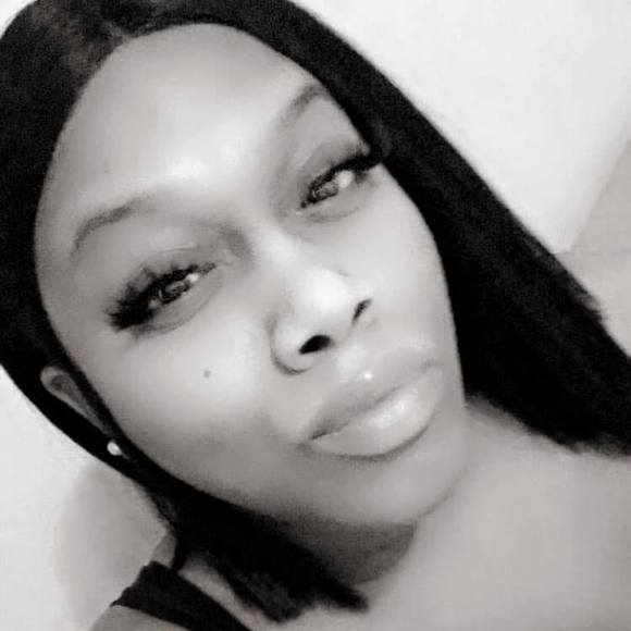 Profile Picture of Apryle Gardner (@amazon82) on Poshmark