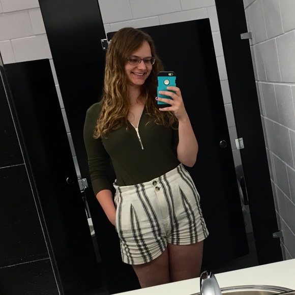 Profile Picture of Suzanne Schultz (@eleyse18) on Poshmark