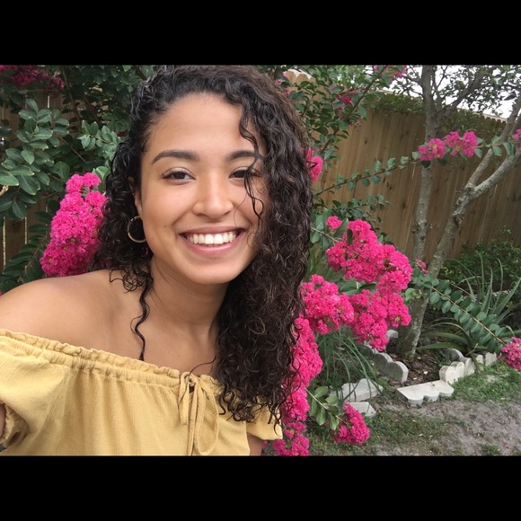Profile Picture of Melanie Jimenez (@mamatwaba) on Poshmark