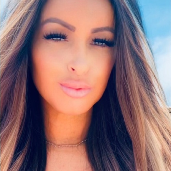 Profile Picture of Dawn Sutherland (@dawnkaye2018) on Poshmark