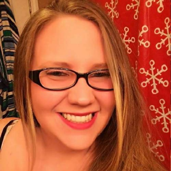 Profile Picture of Heather Wolfe (@mhksp361) on Poshmark